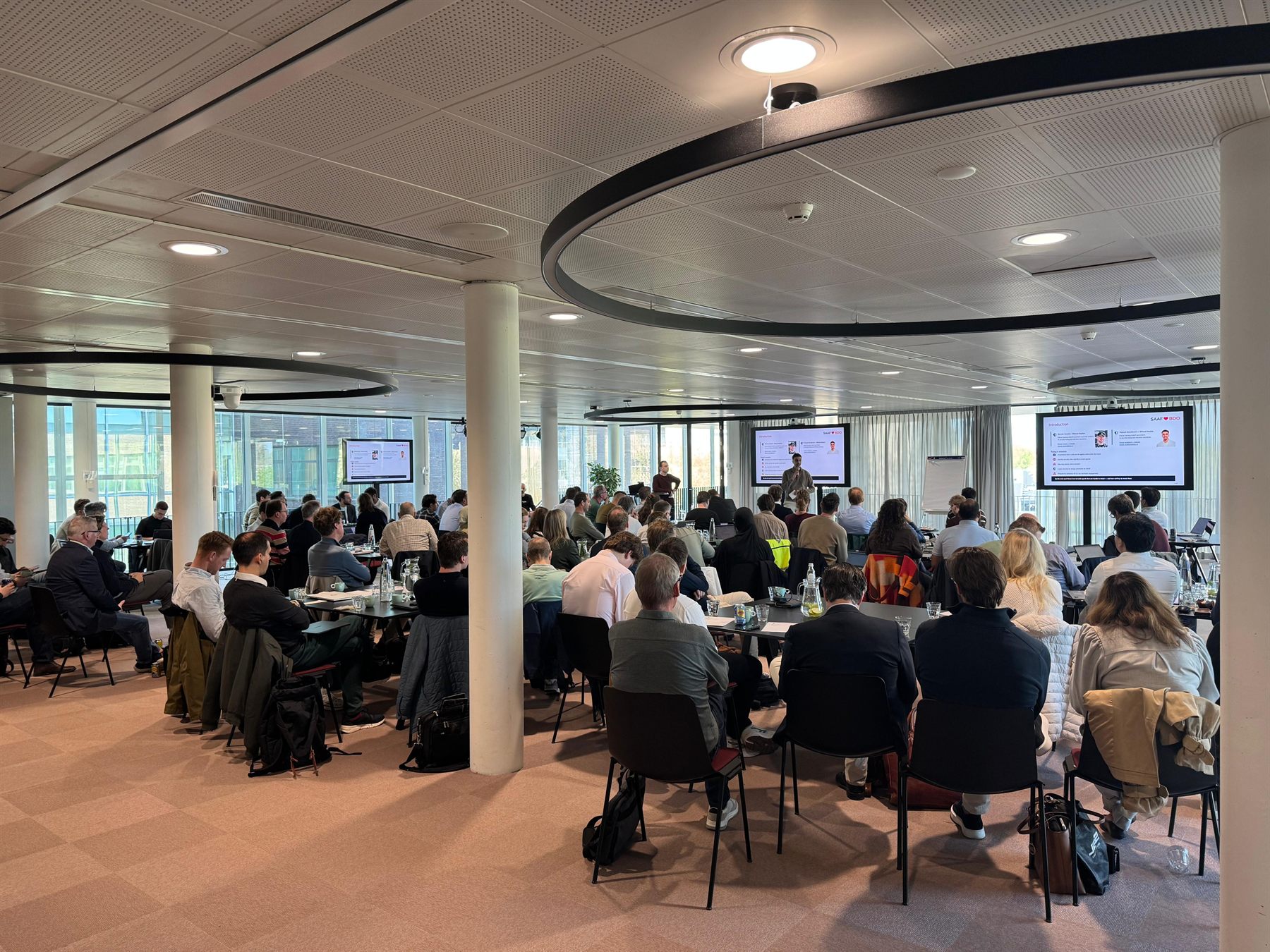 De volle zaal bij Wolters Kluwer met ruim honderd deelnemers tijdens de SAAF-workshop